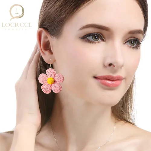 Vista 4 de Locrccl Aretes colgantes de ratán envueltos en paja de rafia para mujer, aretes de ratán para vacaciones de verano, esenciales para playa, aretes
