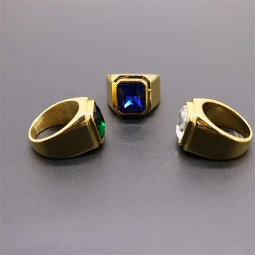 Vista 4 de Anillo de acero inoxidable chapado en oro con piedra cuadrada disponible en varios