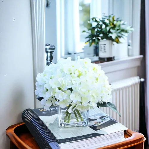 Vista 5 de Arreglos artificiales de flores de seda de hortensias en jarrón de vidrio cubo para boda casera