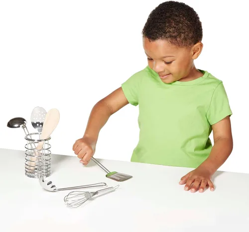 Vista 8 de Melissa & Doug utensilios de cocina para revolver y servir, 7 piezas de acero inoxidable y madera.