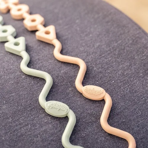Vista 3 de Squiggle Strap® - 2 correas de juguete, correa de silicona LFGB curada con platino de grado alimenticio para bebés, mordedores, tazas para beber