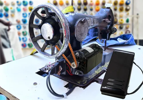 Vista 3 de HimaPro Motor de máquina de coser para el hogar (negro) con pedal de pie, cinturón de motor, soporte, pernos y cepillo de carbono