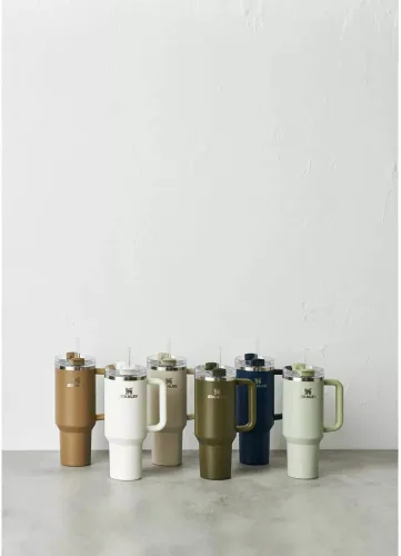 Vista 4 de STANLEY x Magnolia - Vaso de acero inoxidable H2.0 Flowstate Quencher de 40 onzas, color azul marino Voyage