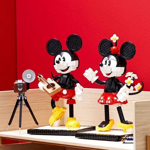 Vista 7 de LEGO Disney Mickey Mouse y Minnie Mouse (43179), kit de construcción coleccionable de Mickey Mouse de estilo clásico, nuevo 2021 (1,739 piezas)