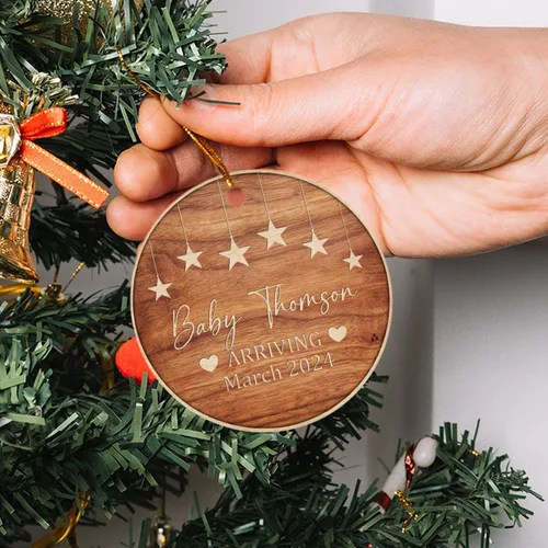 Vista 5 de Adorno personalizado para bebé que llega 2027, adorno de Navidad de Bump, elige el nombre del bebé y el año de Navidad para el nuevo abuelo abuela