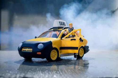 Vista 4 de FORTNITE Joy Ride - Vehículo de taxi con figura articulada de 4 pulgadas
