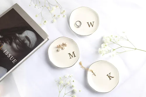 Vista 4 de Bandeja de Cerámica para Joyas, Plato para Anillos, Personalizada con Monograma S, Regalos de Compromiso y Boda, para Cumpleaños, Día de la Madre