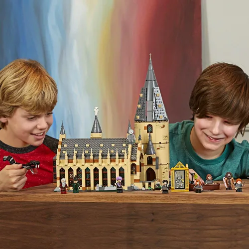 Vista 2 de LEGO 75954 Harry Potter Hogwarts Kit de construcción del Gran Comedor, 878 piezas