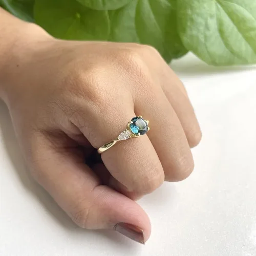Vista 5 de Anillo de compromiso de 3 piedras con topacio azul Londres y diamante blanco de talla redonda y pera, acabado de oro de 14 quilates, anillo