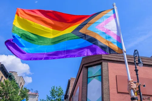 Vista 6 de Bandera del orgullo del progreso de 3 x 5 pies, pancarta de arco iris de orgullo gay de apoyo comunitario LGBT con 2 ojales de latón, doble costura