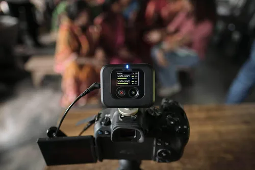 Vista 2 de Shure Receptor MoveMic - Receptor de cámara montable en zapata fría para micrófonos Lavalier MoveMic, compatible con la mayoría de cámaras DSLR