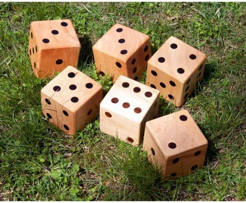 Vista 7 de GSE Games & Sports Expert Juego de dados gigantes de roble prémium de 3.5 pulgadas con cubo y tarjeta de puntuación Yardzee y Farkle. Juego