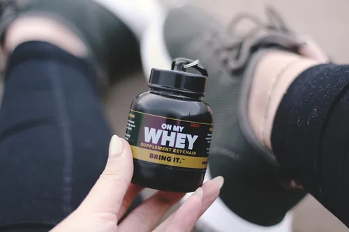 Vista 2 de OnMyWhey - Llavero de embudo de proteína en polvo y suplemento, contenedor portátil para el gimnasio, entrenamientos, fitness y viajes - Aprobado