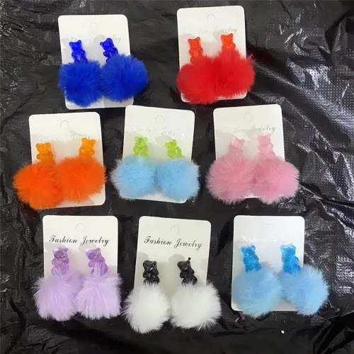 Vista 2 de Aretes colgantes de oso de goma coloridos con pompón y oso de dibujos animados, aretes de bola de felpa para mujer, joyería de invierno