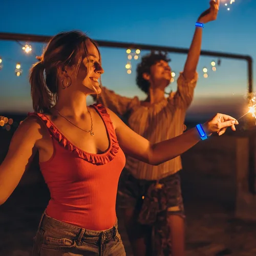 Vista 6 de Paquete de 8 Pulseras LED que se Iluminan, Pulseras Intermitentes que Brillan en la Oscuridad, Suministros de Fiesta para Fiestas, Festivales, Azul