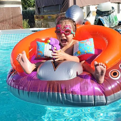 Vista 3 de Swimline ORIGINAL Flotador inflable de OVNI en forma de nave espacial para piscina con láser de flujo constante y pistola de agua para niños
