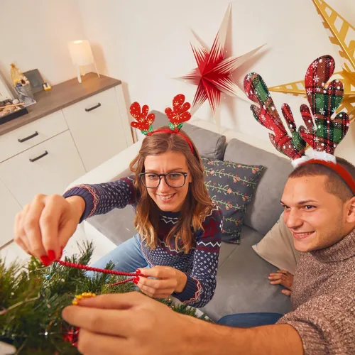 Vista 6 de DINESIL Paquete de 12 diademas de Navidad, lindos toppers de Navidad, árbol de Navidad, reno, muñeco de nieve, para mujeres, hombres, niños, cabina