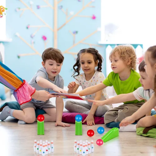Vista 7 de Kathfly Recuerdos de fiesta de bolos para niños, mini juego con pasadores de tazón en miniatura, rampa, bola, juegos de bolos de mesa, rellenos