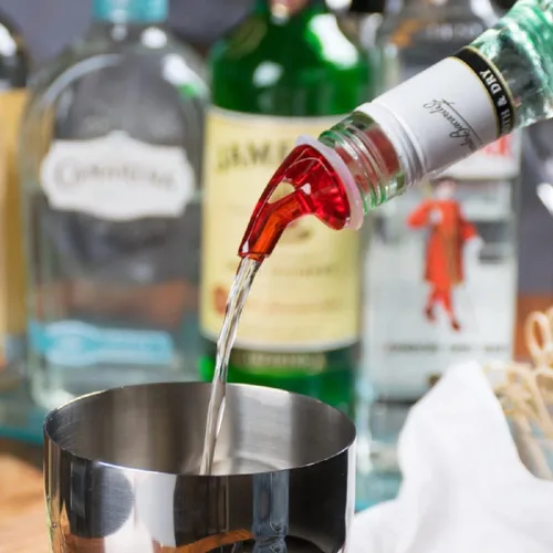 Vista 2 de Soro Essentials - Juego de 12 vertedores de botellas de licor de plástico de 7/8 onzas, boquilla roja, sin cuello, para botellas de alcohol a prueba
