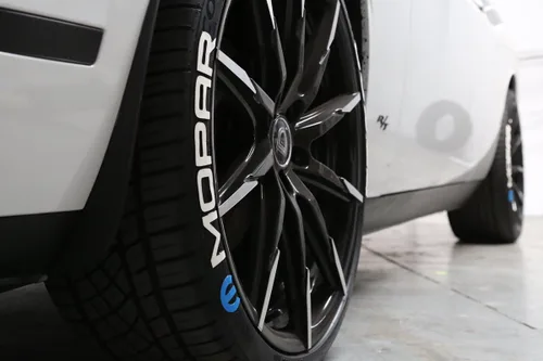Vista 4 de Tire Stickers Mopar con logotipo M – Letras permanentes con pegamento en neumáticos fabricadas en Estados Unidos con pegamento y limpiador