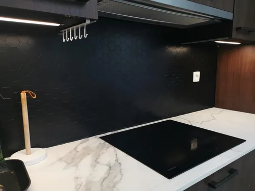 Vista 4 de Pelar y pegar azulejos negros, panel compuesto de aluminio hexagonal autoadhesivo para cocina (5 hojas)