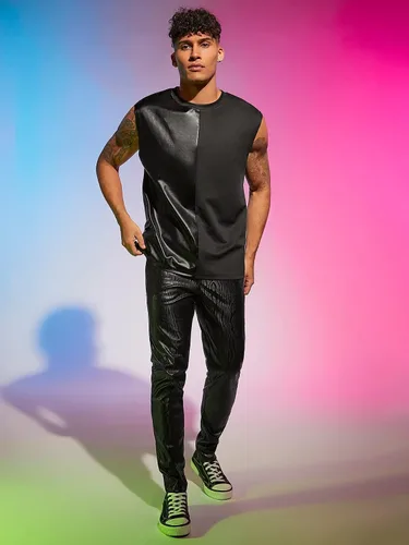 Vista 6 de WDIRARA Camiseta sin mangas de piel sintética de dos tonos con cuello redondo para hombre