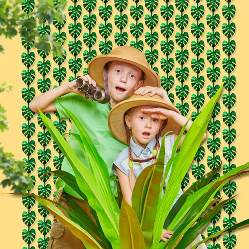 Vista 3 de Decoraciones tropicales para fiestas, paquete de 2 unidades de 3.3 x 6.6 pies, hojas de palmera tropicales verdes, cortina de flecos de hojas