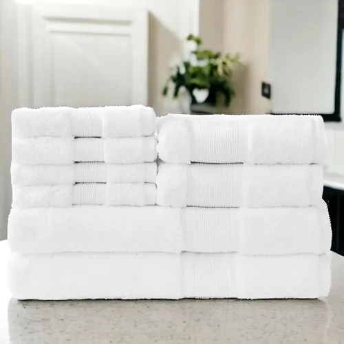 Vista 14 de Juego de toallas navideñas Luzia Color marfil Incluye 1 toalla de baño y 1 toalla de mano con diseños bordados y 2 toallas de baño lisas