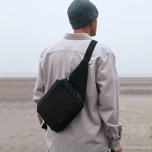 Vista 6 de KORIN Bolso bandolera anticorte para hombres y mujeres, impermeable, mochila cruzada para iPad 9.7 para viajes, deportes, senderismo, Negro
