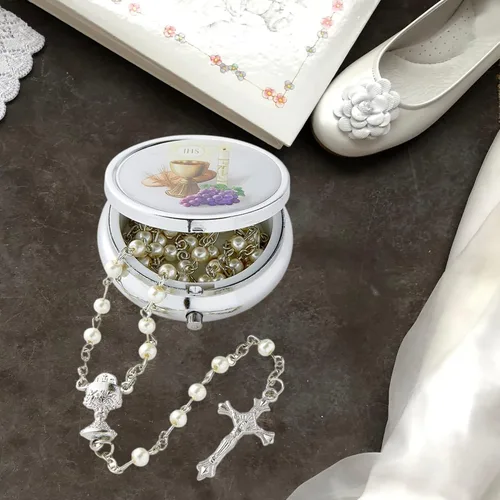 Vista 2 de Juego de regalo religioso de la Primera Comunión, soporte de joyería en tono plateado y collar de cuentas de oración blanca, rosario de recuerdo