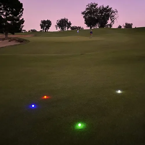 Vista 4 de GoSports Paquete de 12 pelotas de golf con luz LED, activadas por impacto con temporizador de 10 minutos