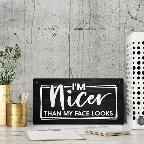 Vista 3 de Cartel de madera divertido estilo granja con texto en inglés "I'M Nicer Than My Face Looks Im Nicer Than My Home" para colgar en la pared, porche