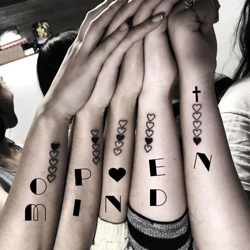 Vista 4 de 6 hojas de tatuajes temporales para nudillos – Tatuajes falsos de letras y números para adultos y niños, perfectos para dedos, brazos, cuerpo y cara