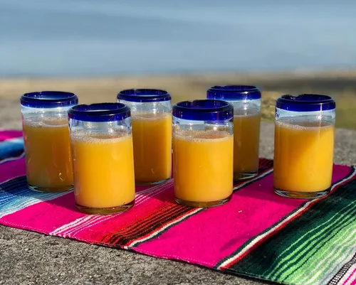 Vista 2 de Vasos mexicanos soplados a mano, juego de 6 vasos de jugo con bordes azul cobalto (8 onzas cada uno)