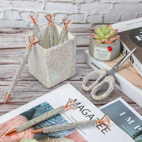 Vista 4 de Qilery 8 accesorios de escritorio brillantes de regalo con 1 soporte para bolígrafo, 6 bolígrafos de diamantes de imitación de cristal, 1 tijeras