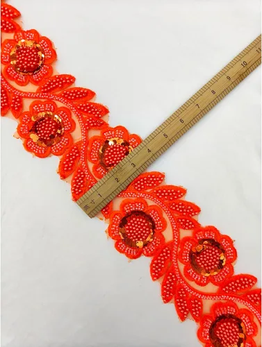 Vista 3 de Elegante ribete de encaje naranja con cuentas, diseño floral con lentejuelas, ideal para realzar el vestido, cuentas plateadas, cristales