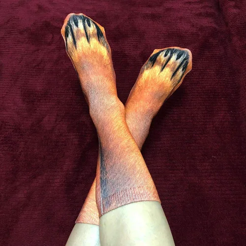 Vista 4 de Calcetines de patas de animales, loco diseño en 3D de patas de gatos, perros y tigres. Divertido regalo navideño para mujer u hombre adultos