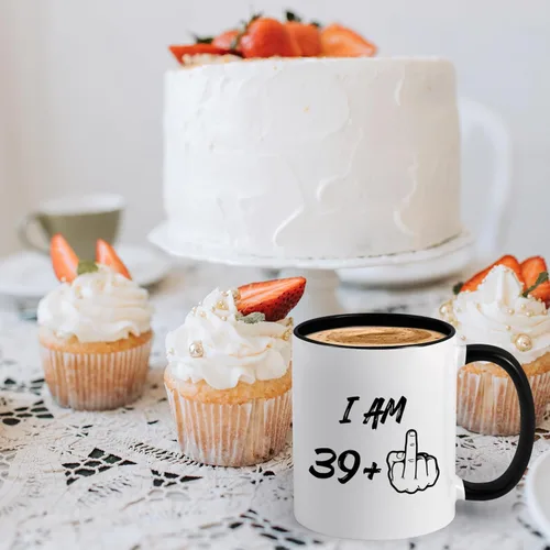 Vista 2 de YHRJWN - Regalos de cumpleaños número 40 para mujeres y hombres, taza de café I Am 39 Plus, regalos divertidos de cumpleaños para amigos, compañeras