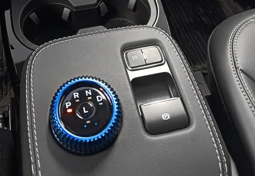 Vista 3 de iJDMTOY Cubierta de aluminio para consola central de cambio automático, giratorio/selector de engranajes, compatible con Ford Mustang Mach-E 2021