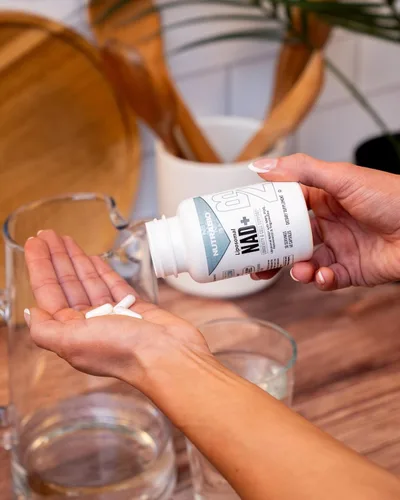 Vista 9 de NutraBio Suplemento liposomal NAD+ con resveratrol, NMN y PQQ para la longevidad y el apoyo celular para hombres y mujeres, vitalidad a largo plazo