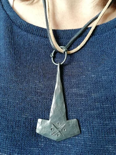 Vista 3 de Martillo de Thor- forjado a mano. Quien tenga este martillo, si es digno, poseerá el poder de Thor Hardened Blade- Colección de Arte