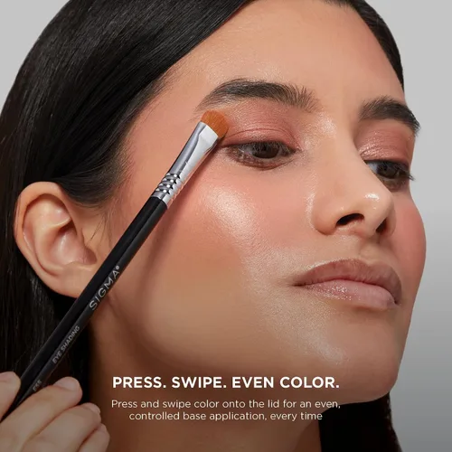 Vista 2 de Sigma Beauty E55 - Brocha para sombreado de ojos, cepillo de maquillaje de ojos para una aplicación uniforme de base, cepillo de maquillaje suave