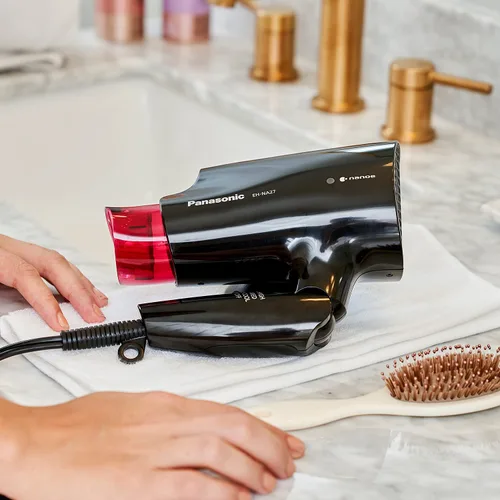 Vista 8 de Secador de Cabello Compacto Panasonic nanoe para Cabello de Aspecto Saludable, 1400W Portátil, Mango Plegable y Boquilla QuickDry para Secado Rápido