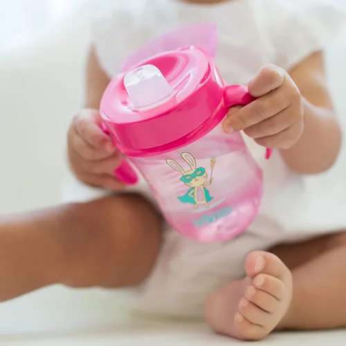 Vista 2 de Dr. Brown's Milestones Vaso de Aprendizaje con Boquilla Suave y Asas, Conejitos Héroes Rosados, Libre de BPA, 9 oz/270 mL, 9m+ Héroe de conejo rosa