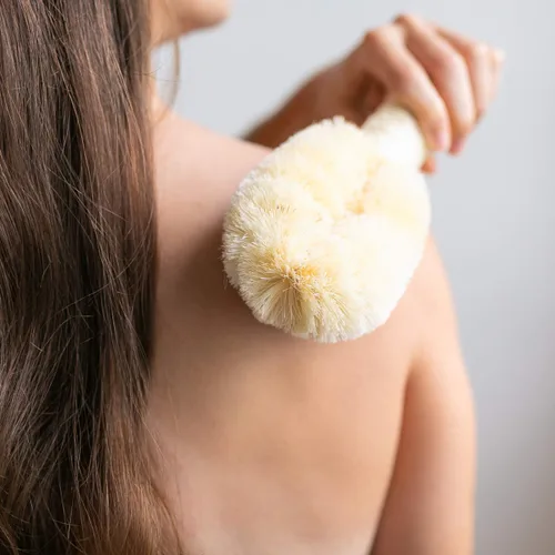 Vista 2 de GranNaturals Cepillo de sisal para piel y cuerpo para baño y ducha Fibras naturales para mejorar la circulación sanguínea, exfoliar la piel