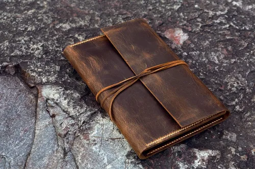 Vista 2 de Funda de cuero rústico personalizada para diario A5, organizador de cubierta de cuaderno recargable cosido a mano para Leuchtturm 1917 mediano A5