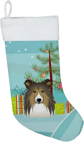 Vista 44 de Caroline's Treasures BB1590CS Árbol de Navidad y Alaskan Malamute Calcetines de Navidad para colgar en la chimenea, decoración de fiesta de Navidad
