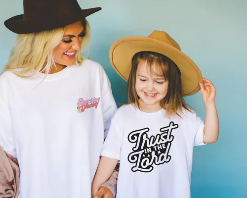 Vista 3 de Camiseta divertida de manga corta para mujer, diseño gráfico de Kelce Swift 2024