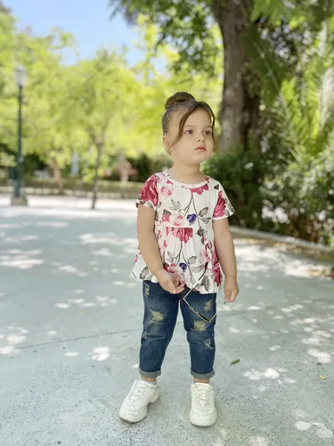 Vista 3 de SANMIO Conjunto de ropa para niña, lindo conjunto de camiseta floral de manga con volantes y pantalones de mezclilla rasgados