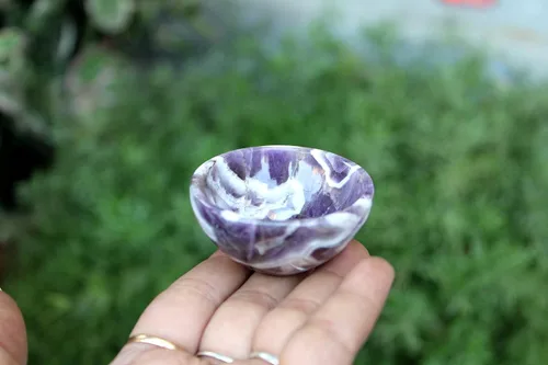 Vista 6 de Cuenco de piedras preciosas de amatista azabache (aproximadamente 2 pulgadas) – Mini cuenco decorativo de cristal morado natural